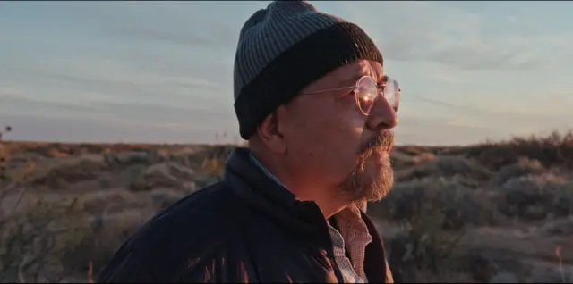 César Fierro mira hacia el horizonte en una de las tomas del documental 