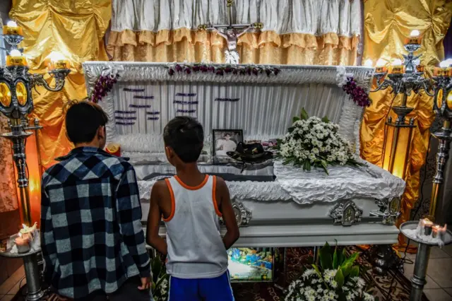 Funeral de un niño filipino de 14 años abatido por la policía en el marco de la 