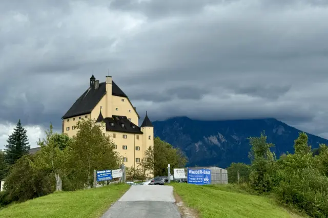 Vista del convento con los Alpes detrás.