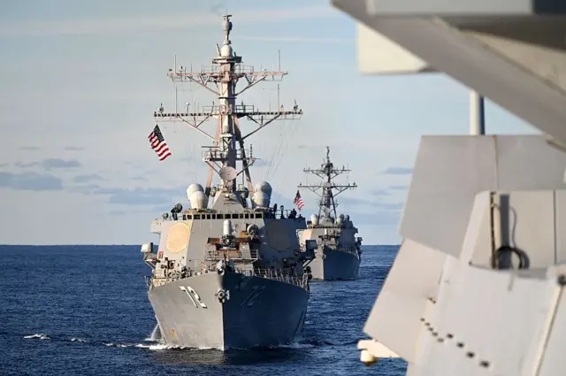Parte de la escolta del portaaviones USS Gerald Ford en las costas de Dinamarca