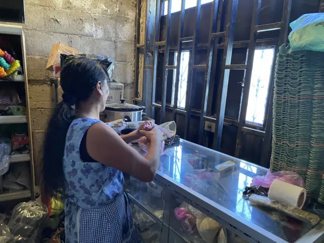 Alicia en su tienda