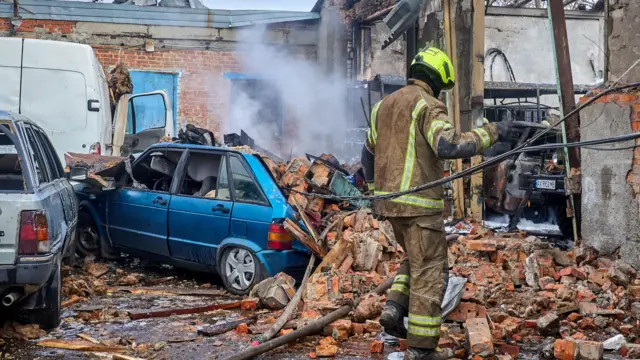 Equipos de rescate ucranianos trabajan en el lugar del ataque con bombas planeadoras rusas en Járkiv, en el noreste de Ucrania, el 24 de octubre de 2025, en el contexto de la invasión rusa. Al menos ocho personas resultaron heridas tras los ataques rusos en el distrito industrial de Járkiv, según el jefe de la Administración Militar de Járkiv, Oleg Synegubov.