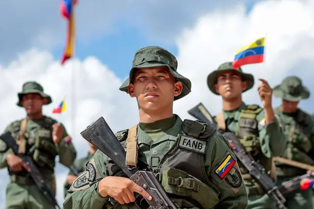 Cuatro militares venezolanos, en un desfile en Caracas.