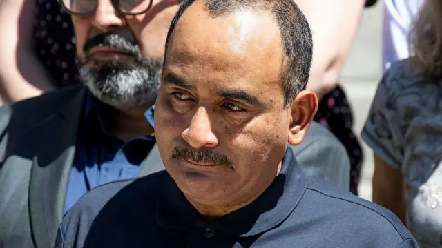 Primer plano del jardinero mexicano Narciso Barranco, quien lleva tres décadas en Estados Unidos y fue detenido el 21 de junio por agentes federales en una redada migratoria, con los ojos llorosos y vestido con una camisa tipo polo azul marino, durante una rueda de prensa en Santa Ana, California, Estados Unidos, el 25 de julio de 2025. (Foto:  Paul Bersebach/MediaNews Group/Orange County Register vía Getty Images)