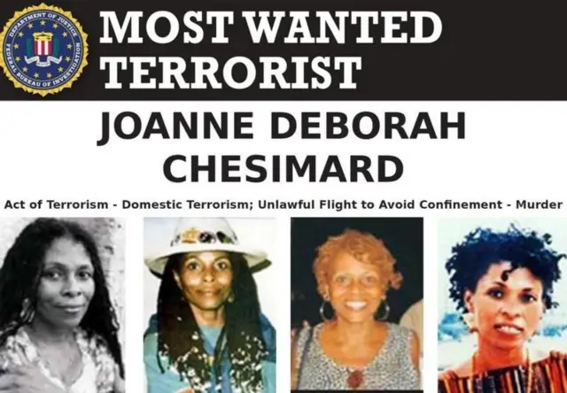 Cartel del FBI con cuatro fotografías de JoAnne Chesimard bajo un texto que la identifica como 