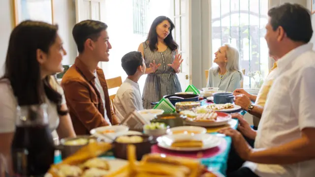 Una familia conversando en la mesa