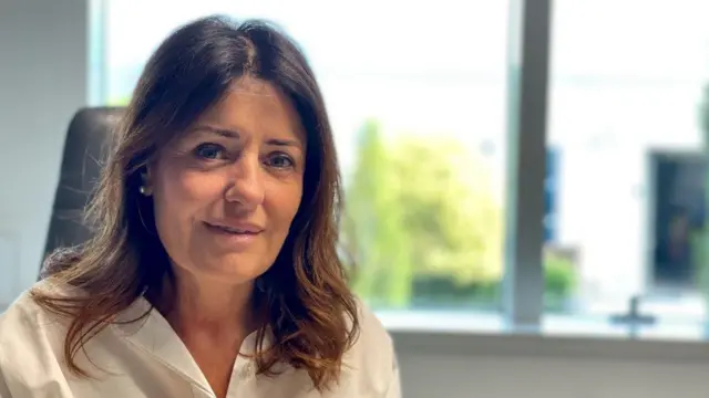 Katia da Ros, una mujer de pelo oscuro frente a una ventana
