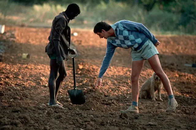 Persona negra y afrikáner en el campo