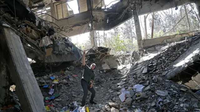Un hombre se encuentra entre las ruinas de un edificio penitenciario en Irán.