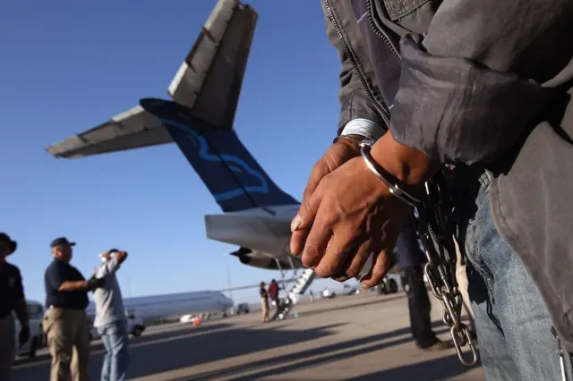 Las manos esposadas de un inmigrante