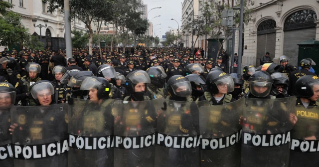 Un numeroso grupo de policías. En la primera línea están equipados con material antimotines y parapetadas tras grandes escudos. 
