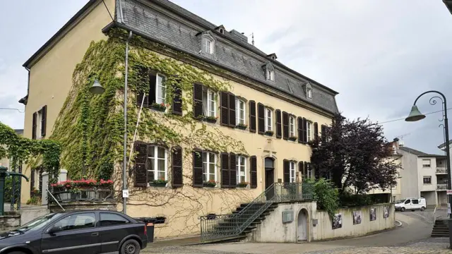 Un edificio histórico en el pueblo de Schengen.