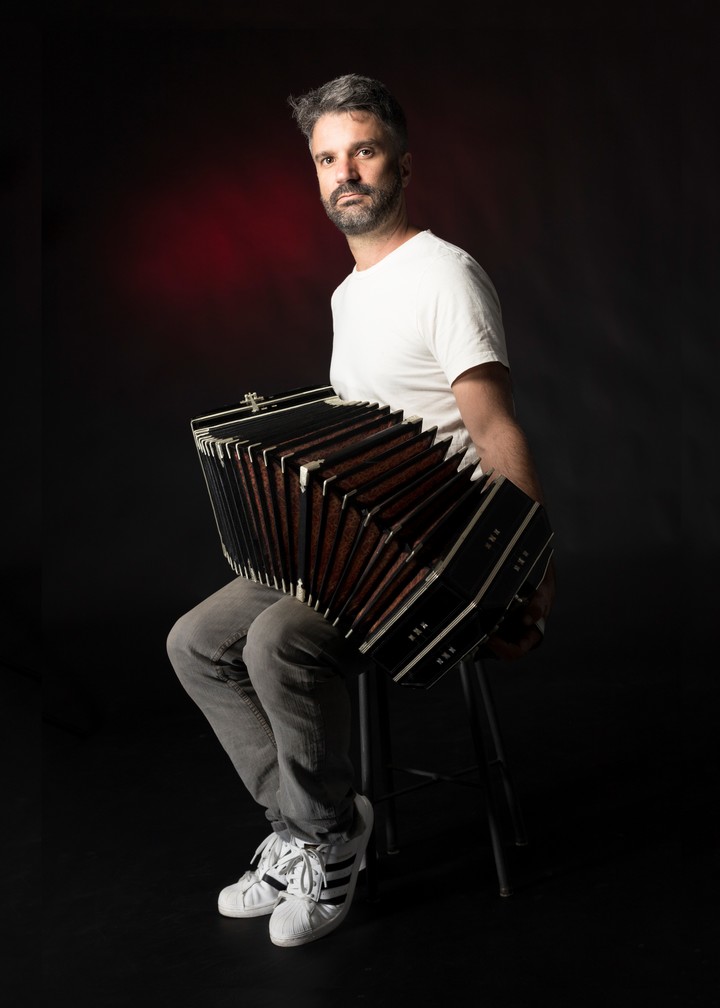 Tomi Lebrero lleva editados 26 discos con su ensamble acústico con guitarras, violín, contrabajo, percusión y bandoneón. Foto de prensa gentileza Javier Pérez