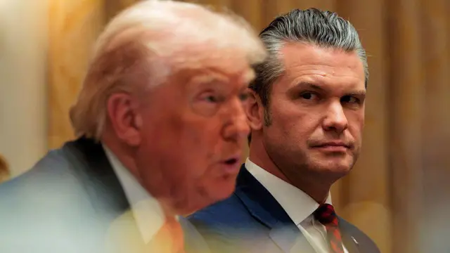 El secretario de Defensa de los Estados Unidos, Pete Hegseth, en una foto con Donald Trump.