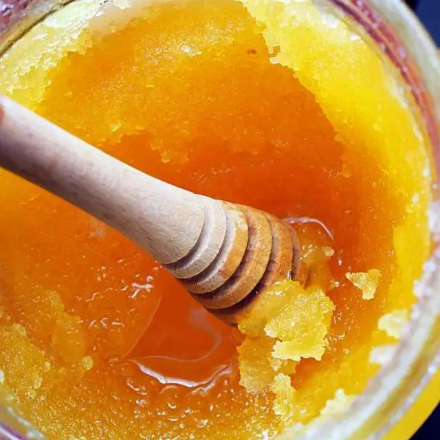 Miel cristalizada en un frasco