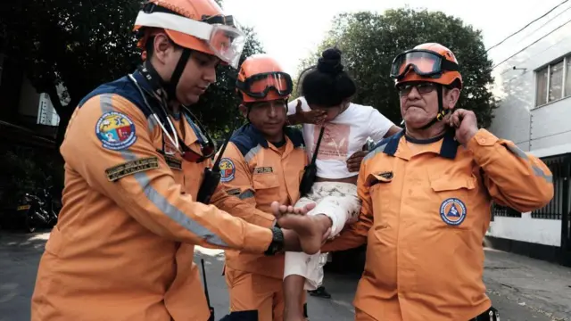 Cuerpos de rescate asistiendo a una víctima de la violencia en el Catatumbo. 