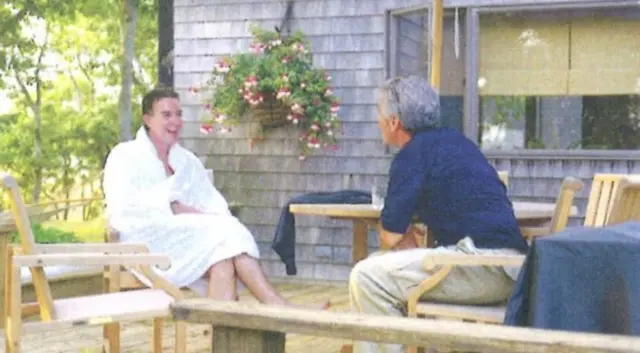 Peter Mandelson en una levantadora blanca sentado en una terraza riéndose con Epstein
