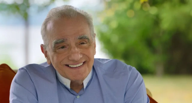 Martin Scorsese, sonriente en una escena de la serie Mr Scorsese. 