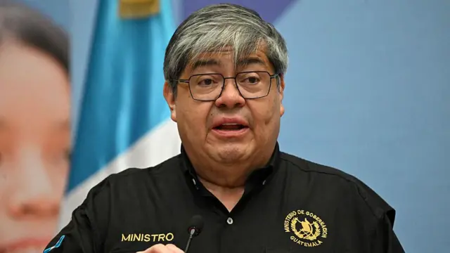 El Ministro de Gobernación de Guatemala, Francisco Jiménez, habla durante una conferencia de prensa para informar sobre las acciones que se tomarán para recapturar a 20 miembros de la pandilla Barrio 18 que se escaparon de la prisión Fraijanes II, en el Palacio de la Cultura de la Ciudad de Guatemala el 13 de octubre de 2025. Veinte miembros de la pandilla Barrio 18, designada como