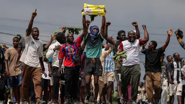 Partidarios del candidato presidencial de la oposición camerunesa Issa Tchiroma protestan después de que el Consejo Constitucional declarara a Paul Biya ganador de las elecciones presidenciales del 12 de octubre, en Duala, Camerún, el 27 de octubre de 2025.