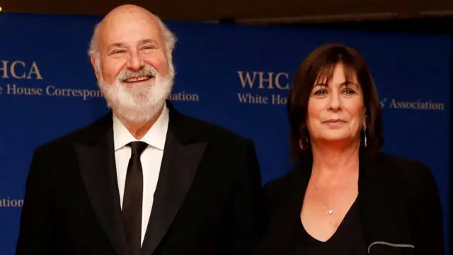 Rob y Michele Reiner con elegantes vestidos en la alfombra roja de la cena de la Asociación de Corresponsales de la Casa Blanca en Washington, EE. UU., el 28 de abril de 2018.