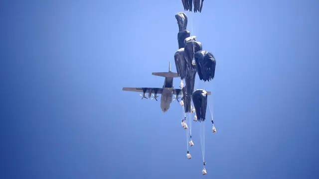 Lanzamiento de paquetes de ayuda humanitaria.