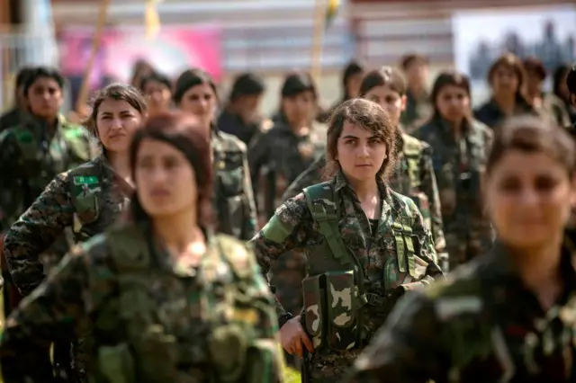 Mujeres de las YPG.