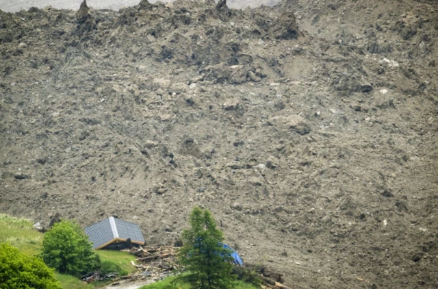 El tejado de una de las casas sepultadas en Blatten.