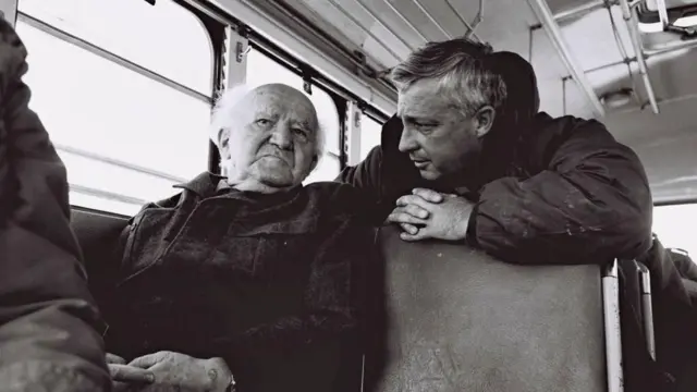 El general del Comando Sur, Ariel Sharon, conversa con el ex ministro de Asuntos Exteriores, David Ben Gurion (izq.), durante un recorrido en autobús por las instalaciones del ejército israelí el 27 de enero de 1971.