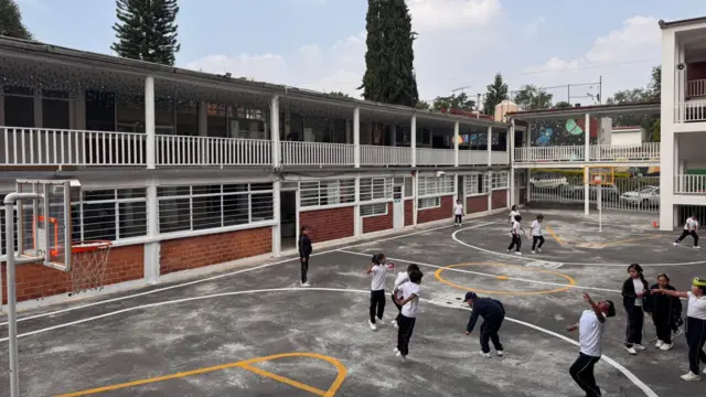 Patio de la escuela premiada con niños jugando.