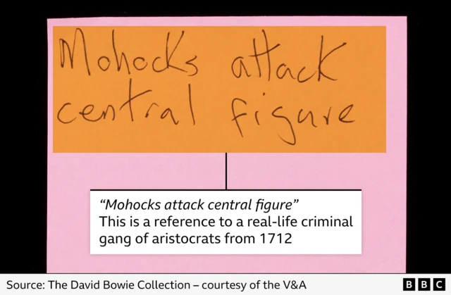 Primer plano de una de las notas de David Bowie, que dice