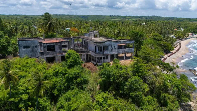 Vista aérea de la Casa de Marfil en la provincia de San Cristóbal. El mar se ve a mano derecha. 