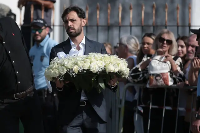 Bernardo Silva de Manchester City entra a la iglesia con una corona de rosas blancas