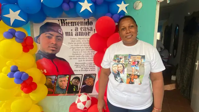 Yarelis Herrera, madre del repatriado venezolano Edwar Hernández, frente a la decoración que preparó para recibirlo.