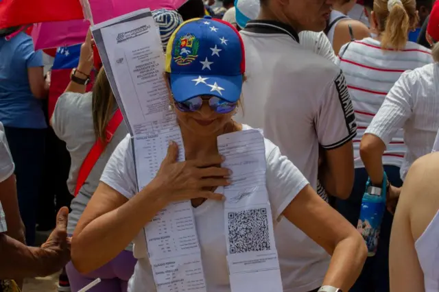 Una mujer con copias de las actas de escrutinio en 2024.