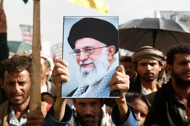 Manifestantes en Irán sostienen una foto de Alí Jamenei.