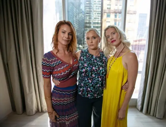 Las víctimas de Jeffrey Epstein -de izquierda a derecha- Sarah Ransome, Virginia Roberts Giuffre y Marijke Chartouni en 2019.