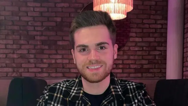 Hugh, un joven con barba, que mira a cámara