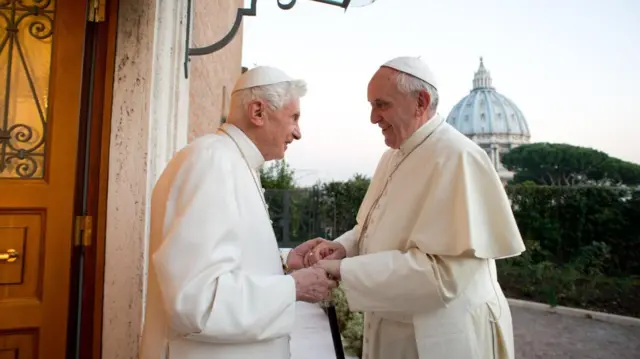 E lpapa Benedicto XVI y el papa Francisco.