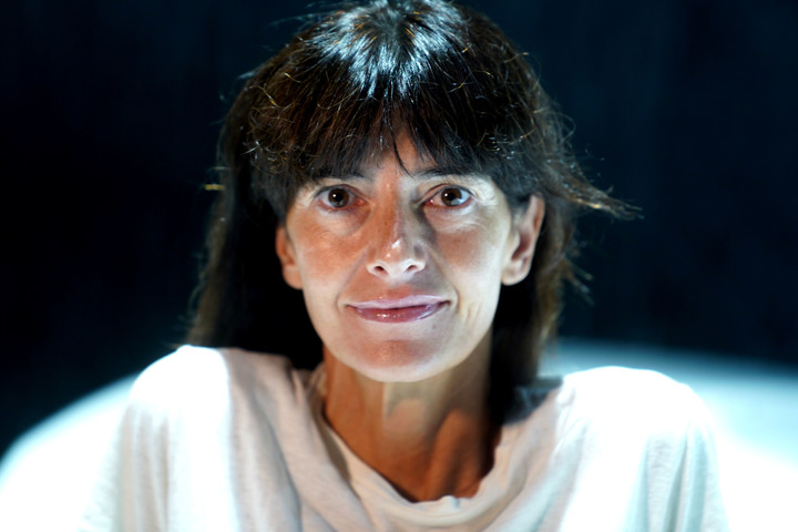 Barbara Lluch se formó en Londres, trabajó en teatros como el Royal Opera House y el Teatro Real, y es reconocida por su enfoque visualmente poético y psicológico. Foto: Guillermo Rodríguez Adami