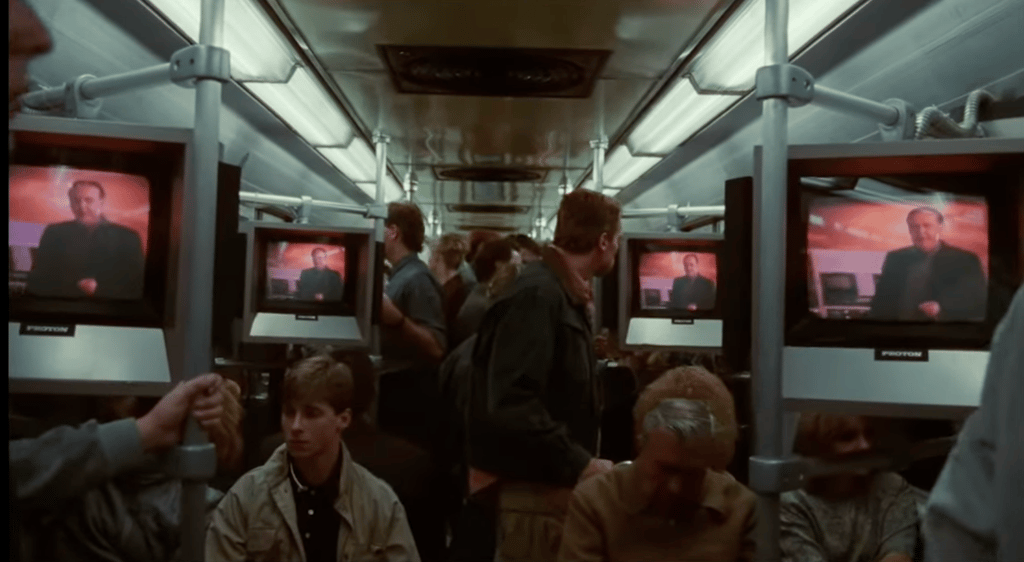 Arnold Schwarzenegger dentro de un vagón del metro una escena de El vengador del futuro.