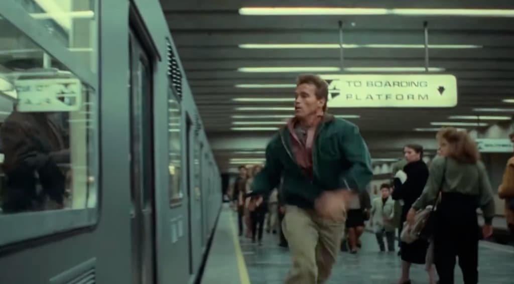 Arnold Schwarzenegger corriendo en el andén de Metro Chabacano como parte de una escena de El vengador del futuro.