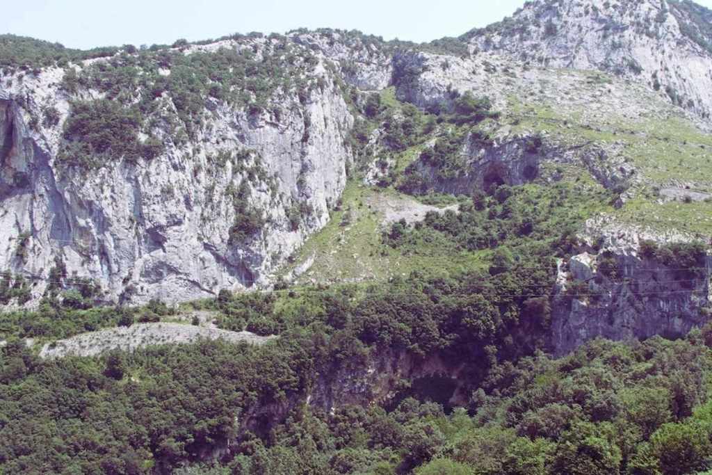 La entrada a la cueva de El Mirón