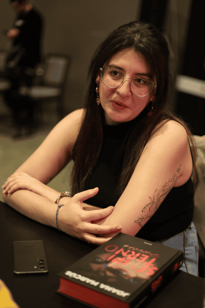 La literatura juvenil, asegura Marcús, dejó de ser un rincón solitario para convertirse en un territorio fértil donde miles encuentran historias que dialogan con su propia vida. EL INFORMADOR / A. Navarro La literatura juvenil, asegura Marcús, dejó de ser un rincón solitario para convertirse en un territorio fértil donde miles encuentran historias que dialogan con su propia vida. EL INFORMADOR / A. Navarro