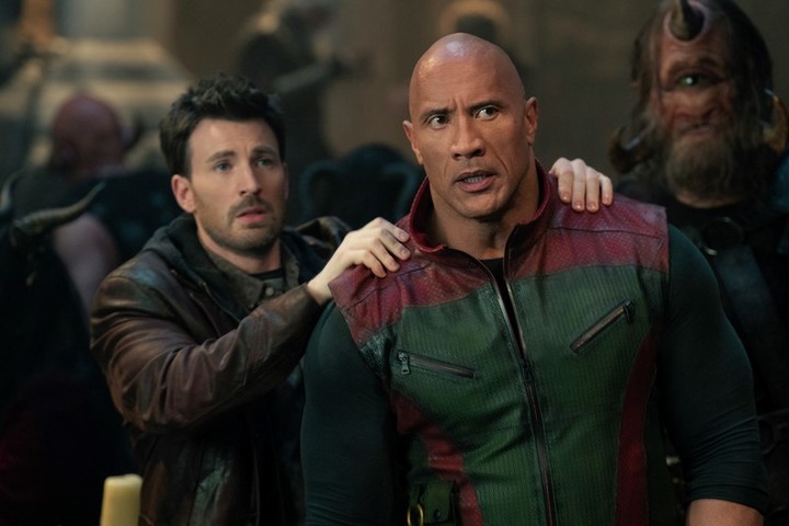 Chris Evans y Dwayne Johnson, rescatando a Papá Noel. Foto WB