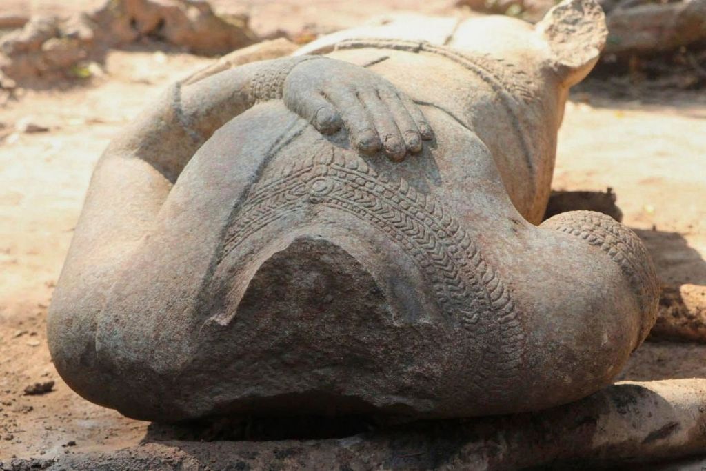 Al cuerpo de la estatua le faltan la cabeza, los pies y la mano derecha