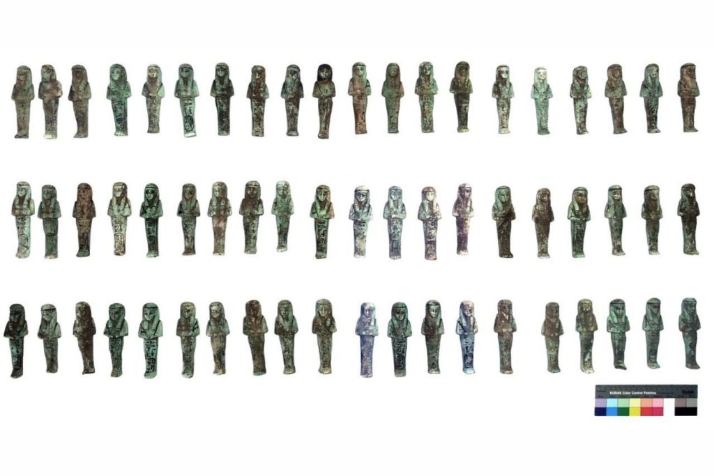 Varias de las estatuillas están elaboradas en fayenza, una cerámica vidriada característica del Antiguo Egipto que destaca por su color azul verdoso y su brillo vítreo