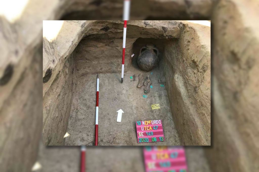 Fotografía de la excavación de un entierro de tipo “oriental” de la época huna en Budapest, calle Népfürdő (Hungría)