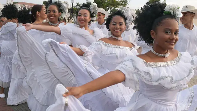 Mujeres bailan una danza tradicional en Cartagena, Colombia, en 2025.