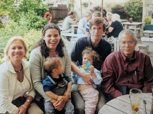 Santiago Schnell con su familia y Claudio Mendoza